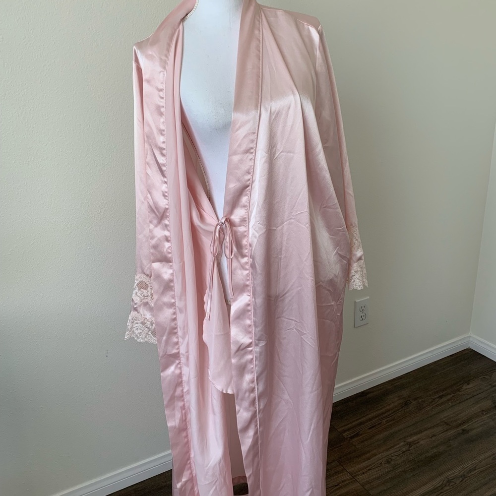 Robe - Picture 5 of 7